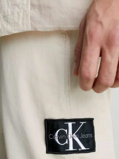 CALVIN KLEIN – מכנס צ’ינו קלווין קליין בצבע בז’ דגם J30J322923
