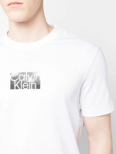 CALVIN KLEIN – חולצת טישרט קלווין קליין בצבע לבן דגם K10K111119