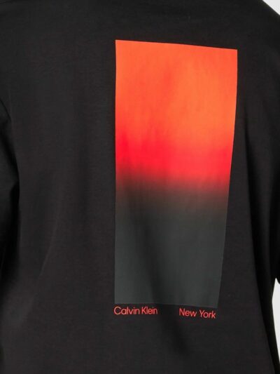 CALVIN KLEIN – טישרט קלווין קליין בצבע שחור דגם K10K111526