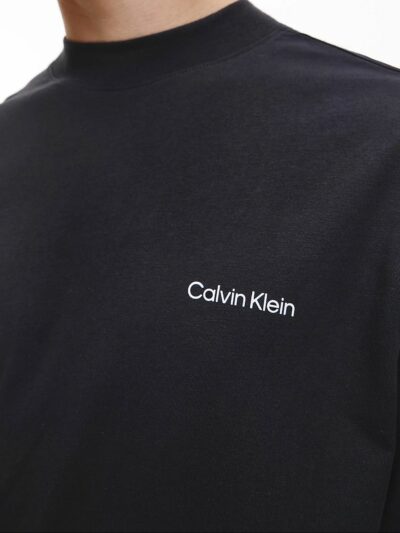 CALVIN KLEIN – טירשט קלווין בצבע שחור דגם K10K110179
