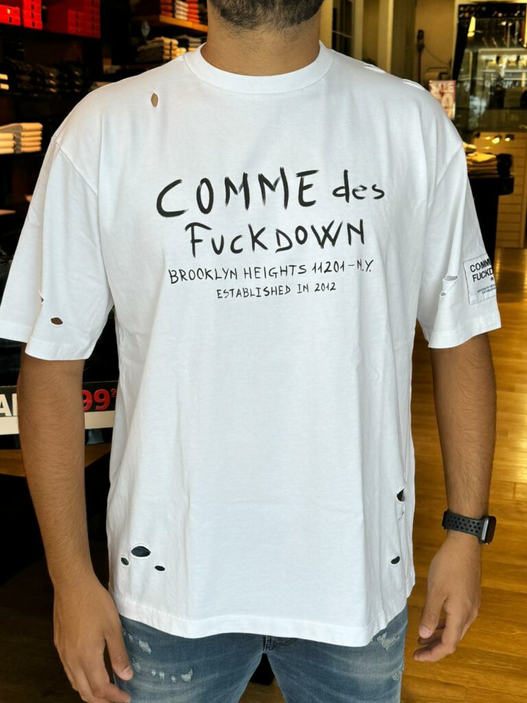 COMME DES FUCKDOWN - טישרט COMME DES FUCKDOWN בצבע לבן דגם CFABM0087
